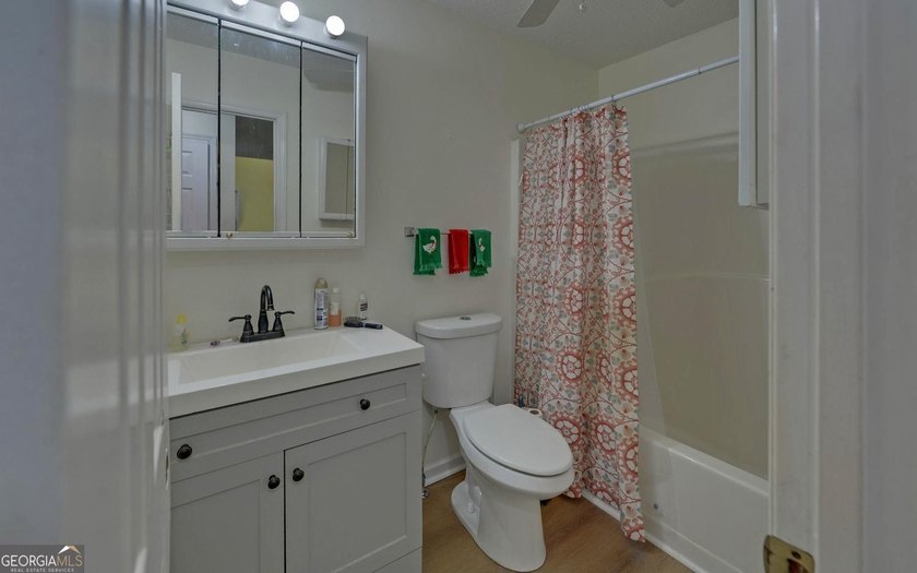 Charming updated waterfront home on Lake Hartwell in Martin, GA! - photo 9