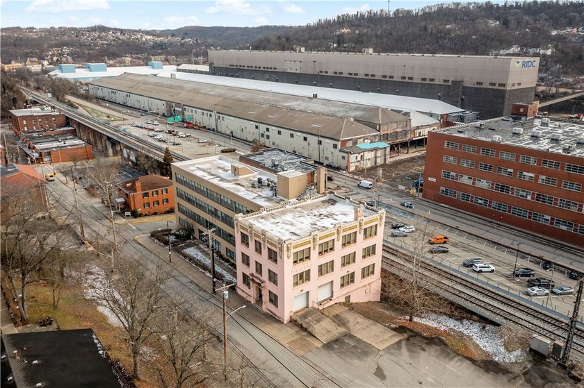 This versatile 40,000 square foot Office/Flex building offers a - photo 3