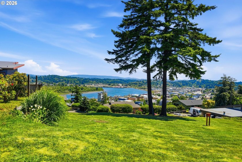 Perched atop the desirable Telegraph Hill in Coos Bay, this - photo 11