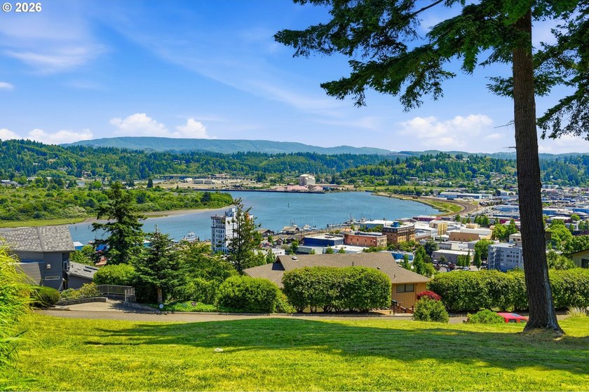 Perched atop the desirable Telegraph Hill in Coos Bay, this - photo 12