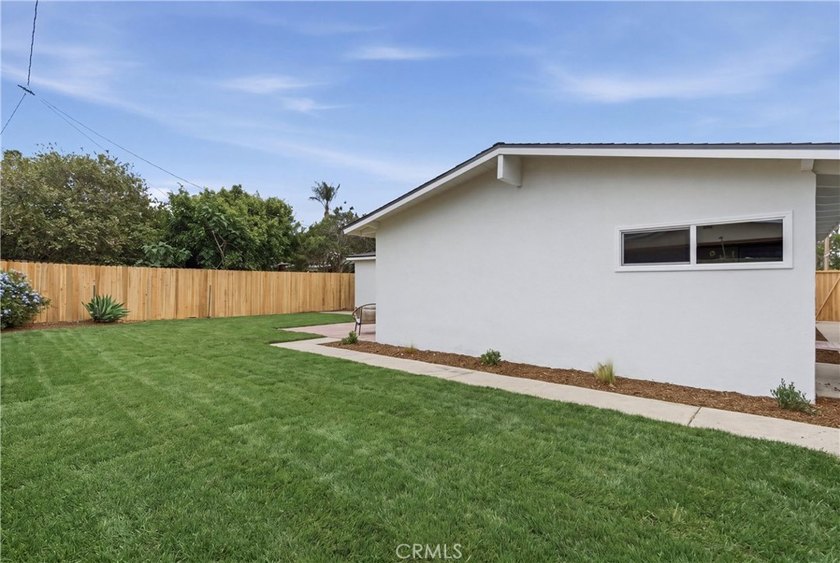ADU POTENTIAL! Large, open backyard with incredible - photo 27