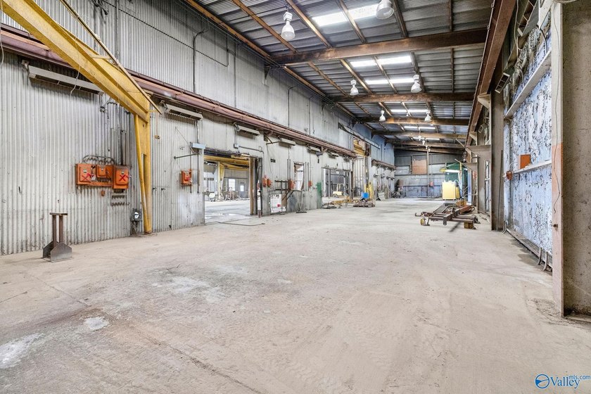 15,332+/- sq ft industrial warehouse situated on 5.49+/- level - photo 11