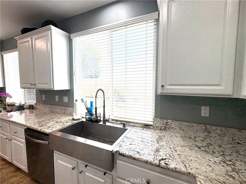 Rarely available, this spacious SEVEN-bedroom, 3-bathroom - photo 12