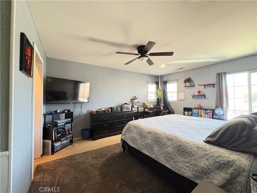 Rarely available, this spacious SEVEN-bedroom, 3-bathroom - photo 14