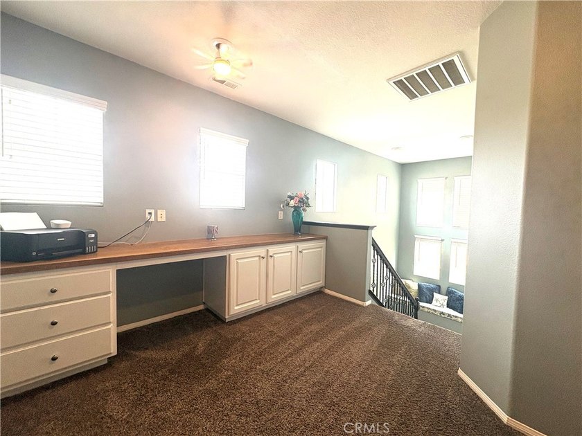 Rarely available, this spacious SEVEN-bedroom, 3-bathroom - photo 18
