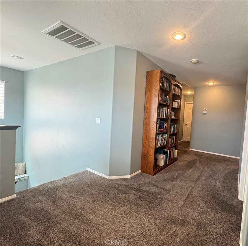 Rarely available, this spacious SEVEN-bedroom, 3-bathroom - photo 19