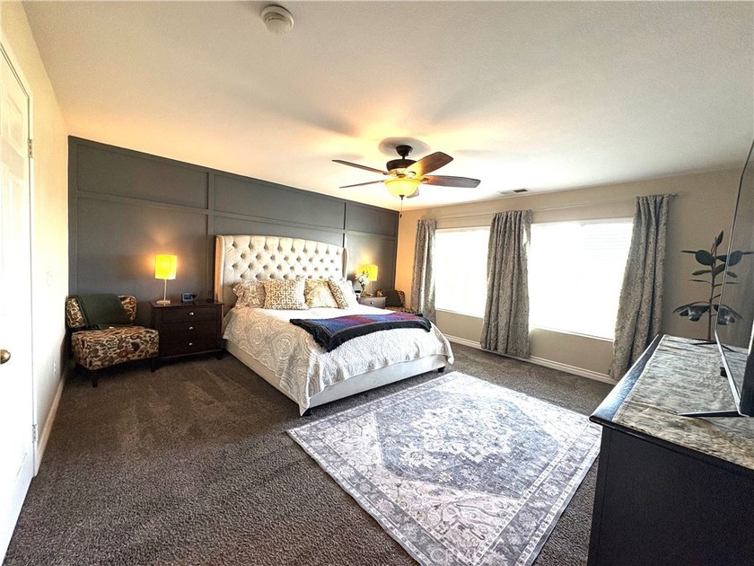 Rarely available, this spacious SEVEN-bedroom, 3-bathroom - photo 23