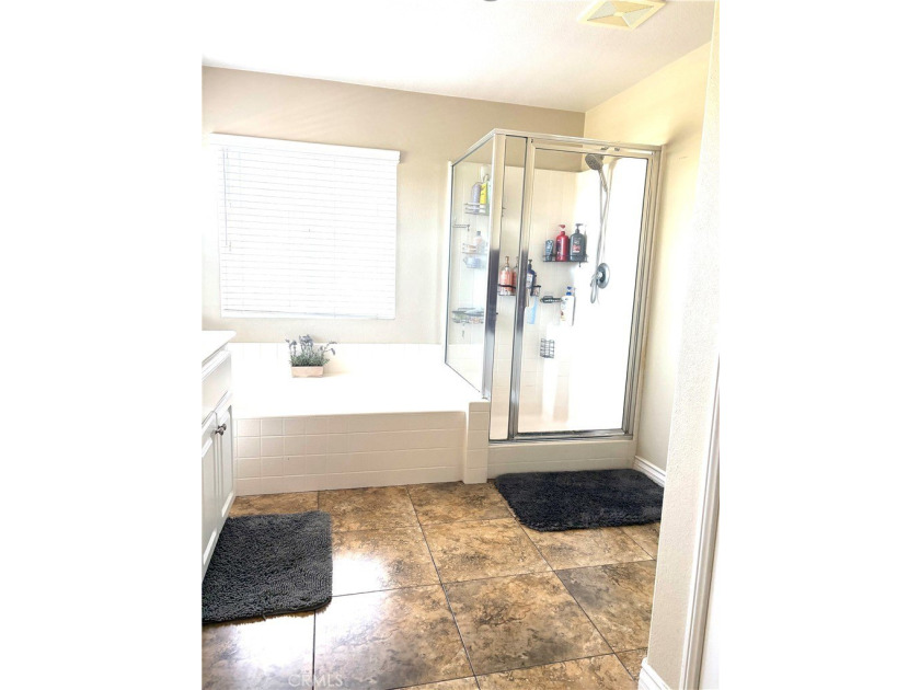 Rarely available, this spacious SEVEN-bedroom, 3-bathroom - photo 25