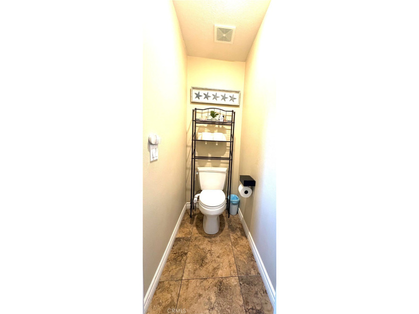 Rarely available, this spacious SEVEN-bedroom, 3-bathroom - photo 26