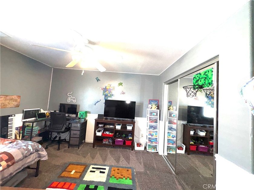 Rarely available, this spacious SEVEN-bedroom, 3-bathroom - photo 28