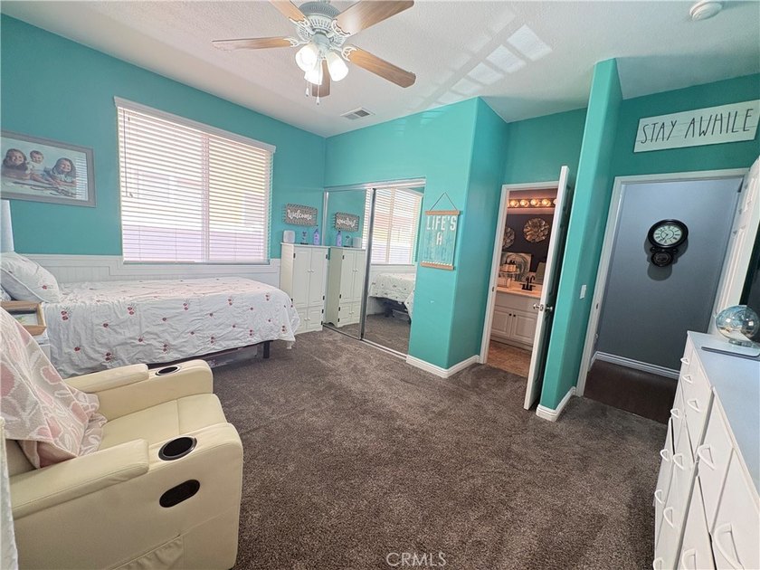 Rarely available, this spacious SEVEN-bedroom, 3-bathroom - photo 31