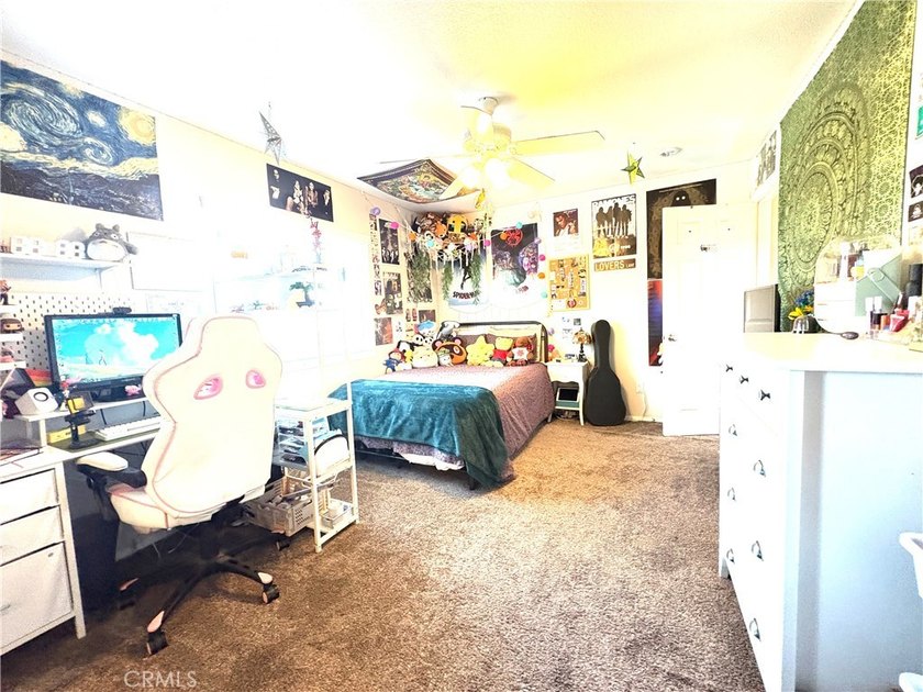 Rarely available, this spacious SEVEN-bedroom, 3-bathroom - photo 34