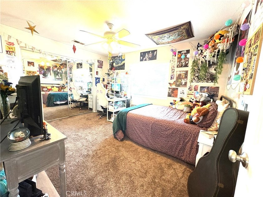 Rarely available, this spacious SEVEN-bedroom, 3-bathroom - photo 35