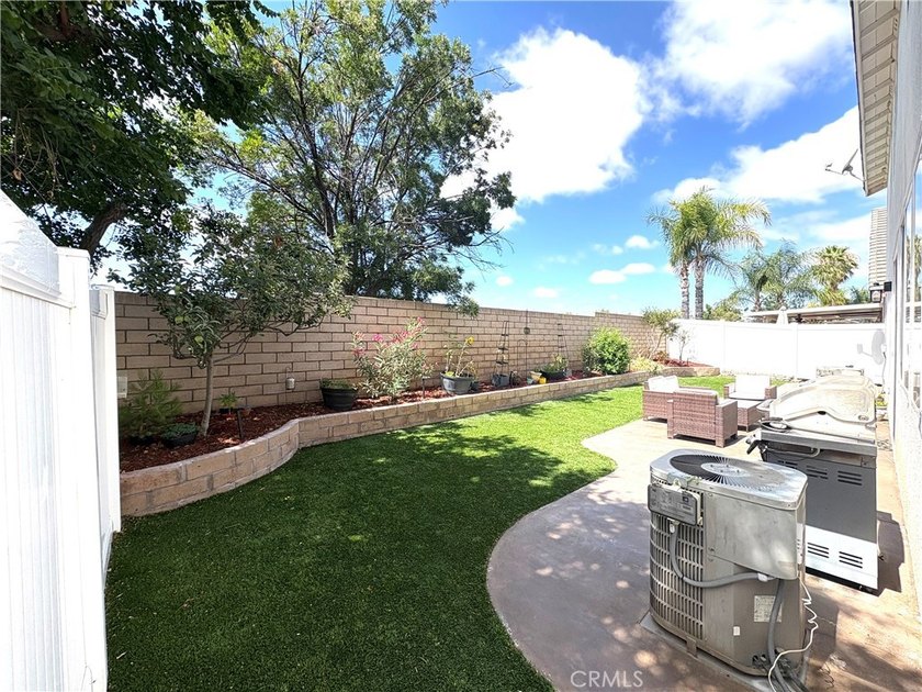 Rarely available, this spacious SEVEN-bedroom, 3-bathroom - photo 38