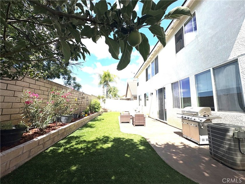 Rarely available, this spacious SEVEN-bedroom, 3-bathroom - photo 39