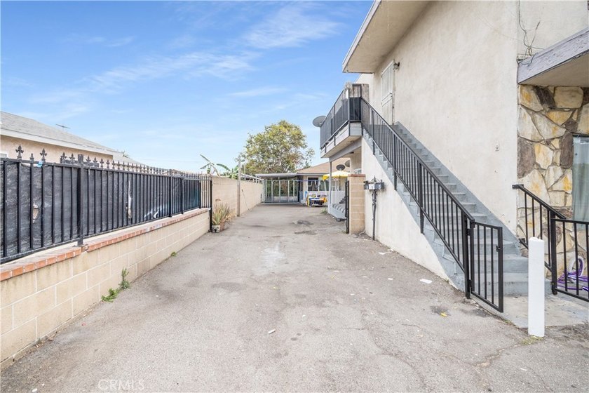 Excellent investment opportunity in Santa Ana! This - photo 2