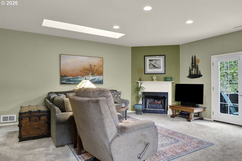 Tucked away &amp; private on a wooded knoll in Heceta South, this - photo 11
