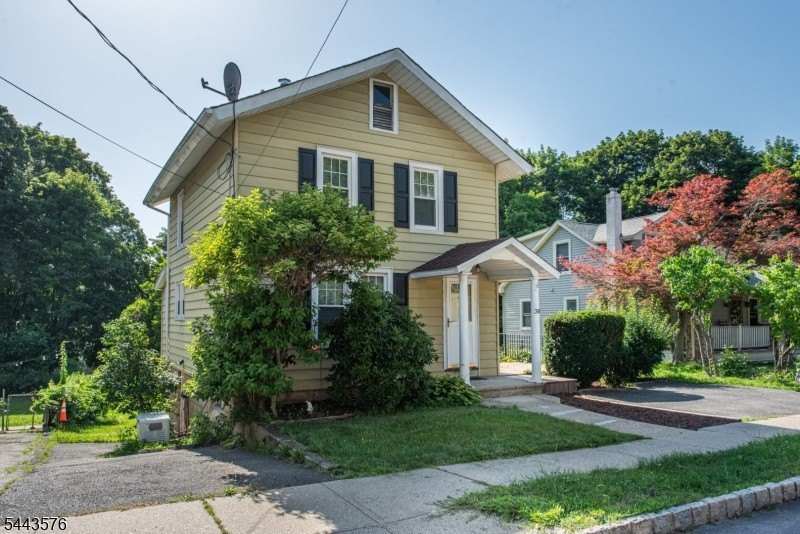 Welcome home to this delightful 3 Bedroom 1 Bath storybook - photo 2