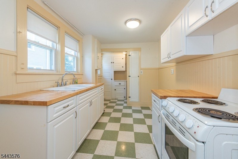 Welcome home to this delightful 3 Bedroom 1 Bath storybook - photo 3