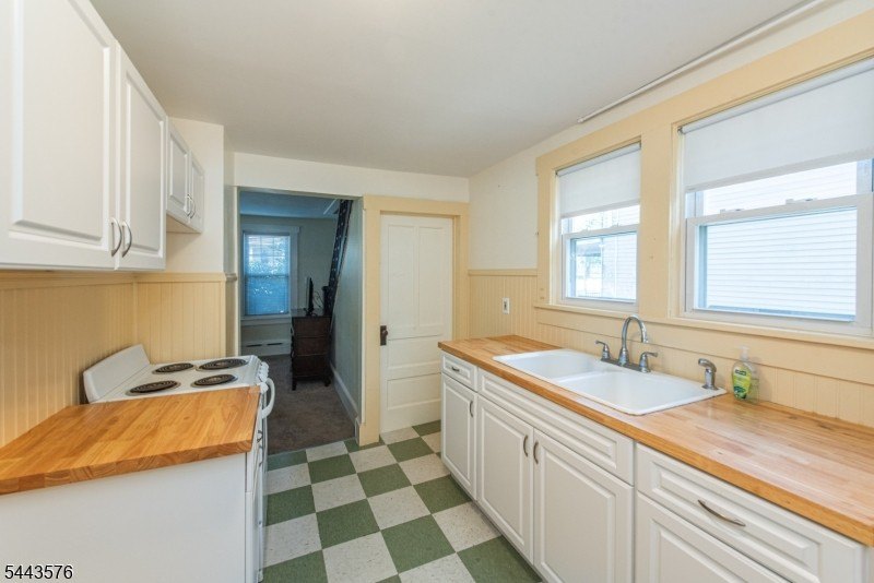 Welcome home to this delightful 3 Bedroom 1 Bath storybook - photo 4