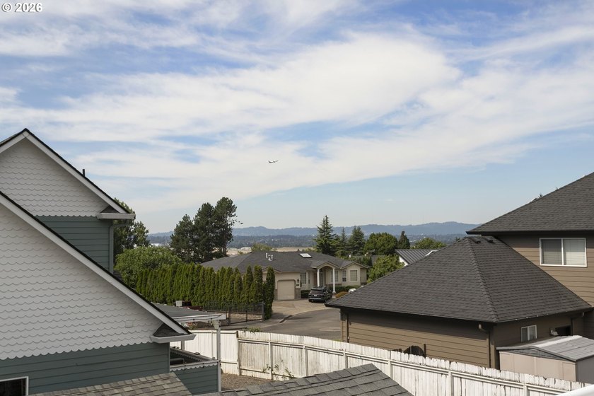 Classic Father Blanchet Park split-level in one of Vancouver's - photo 34