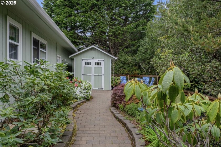 Tucked away &amp; private on a wooded knoll in Heceta South, this - photo 39