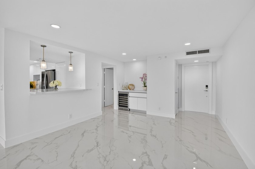 Beautifully fully renovated 7th floor corner Midrise apt - photo 2