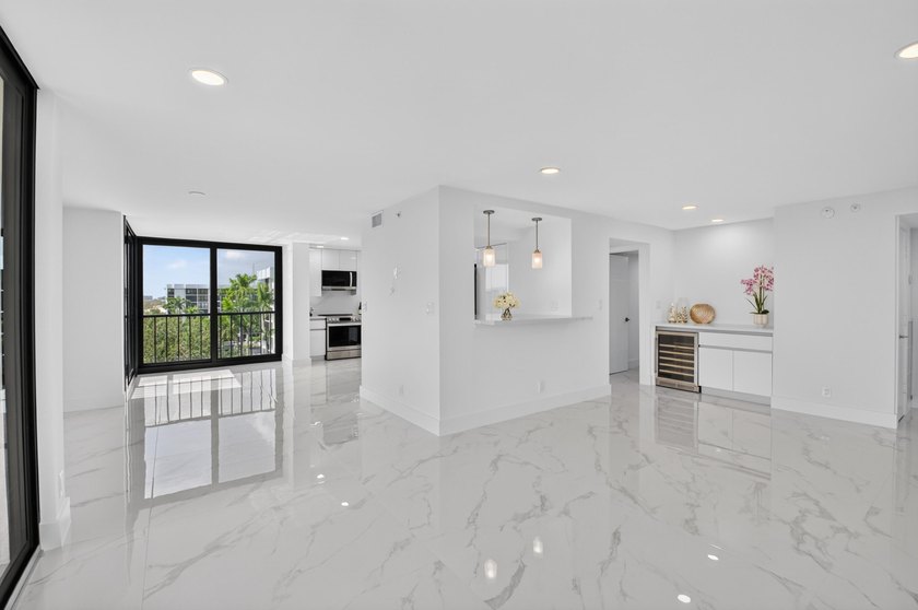 Beautifully fully renovated 7th floor corner Midrise apt - photo 5