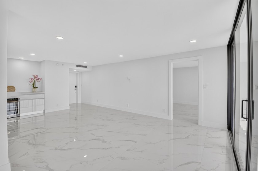 Beautifully fully renovated 7th floor corner Midrise apt - photo 7