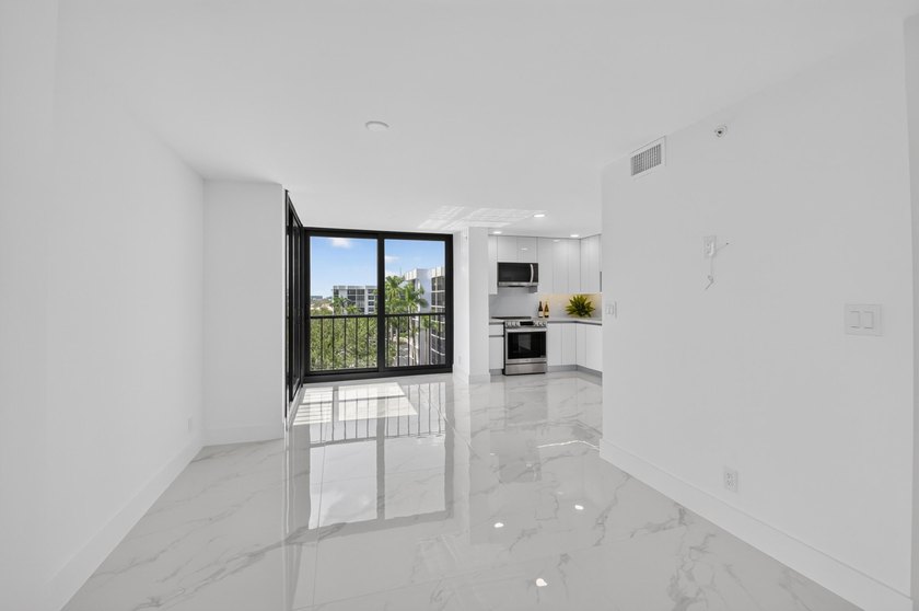 Beautifully fully renovated 7th floor corner Midrise apt - photo 9