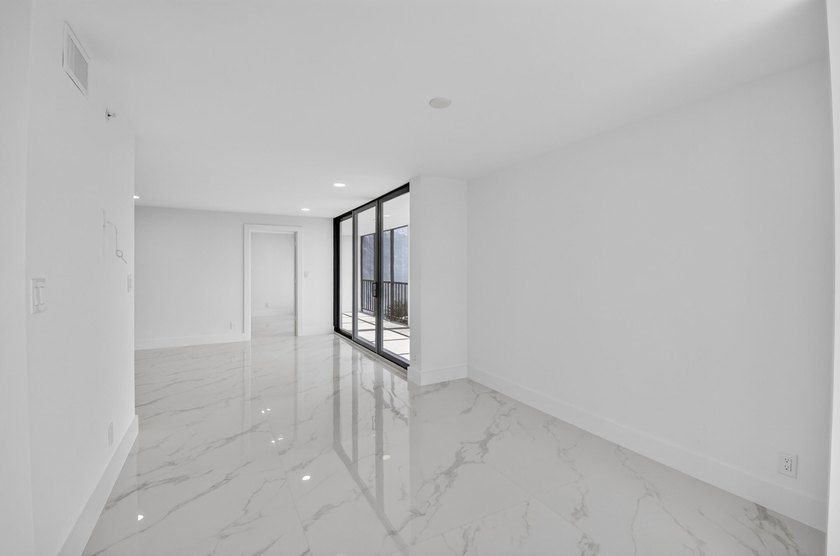 Beautifully fully renovated 7th floor corner Midrise apt - photo 10