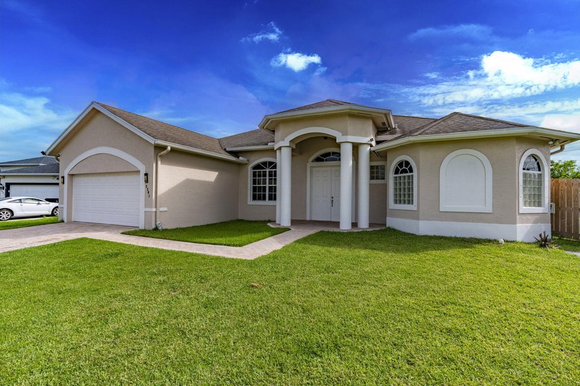 Custom-built 4-bedroom, 3.5 bathroom plus a den pool home - photo 3