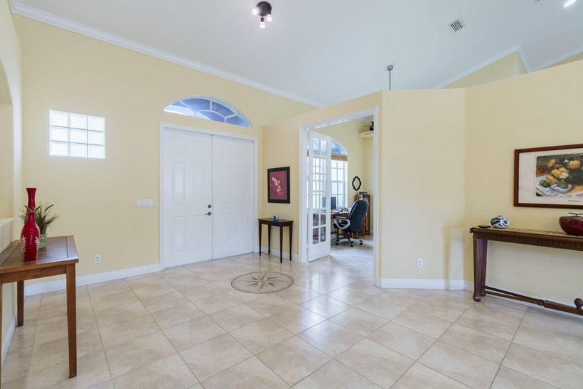 Custom-built 4-bedroom, 3.5 bathroom plus a den pool home - photo 7