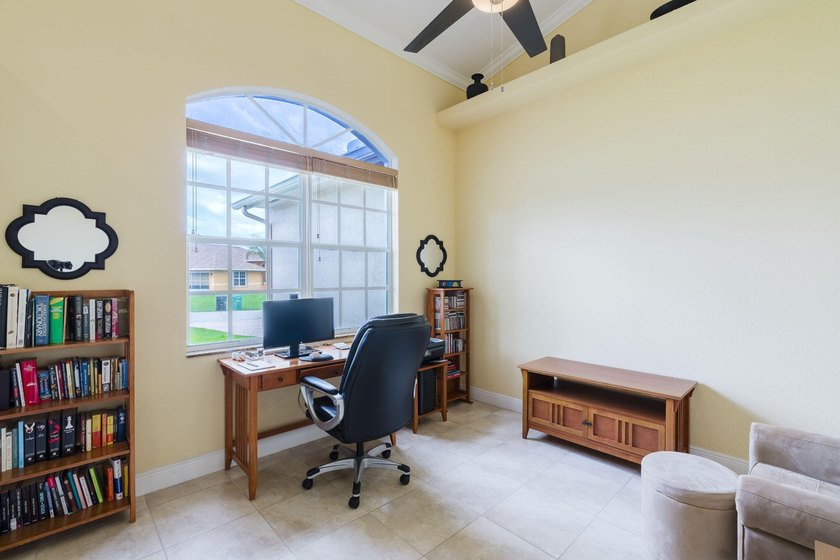 Custom-built 4-bedroom, 3.5 bathroom plus a den pool home - photo 8
