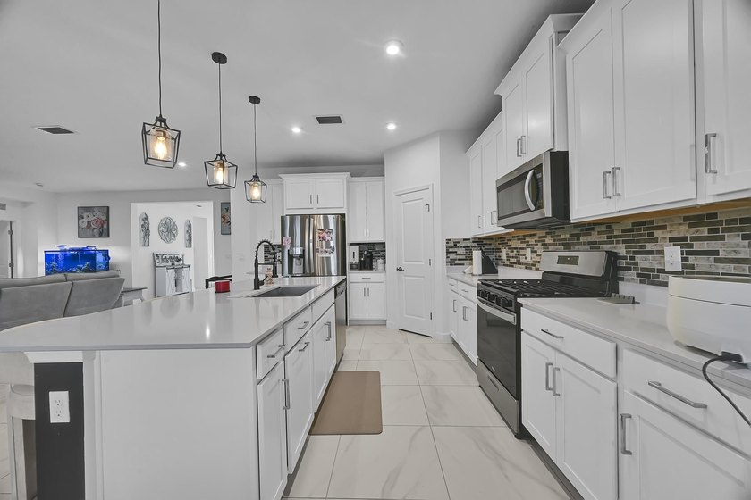 Welcome to this exceptional 4-bedroom, 3-bathroom single-family - photo 7