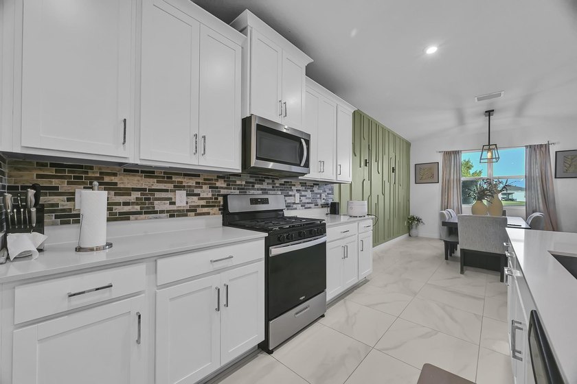 Welcome to this exceptional 4-bedroom, 3-bathroom single-family - photo 8
