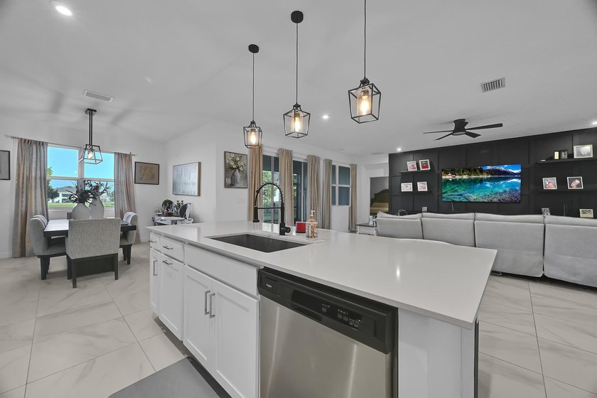 Welcome to this exceptional 4-bedroom, 3-bathroom single-family - photo 10