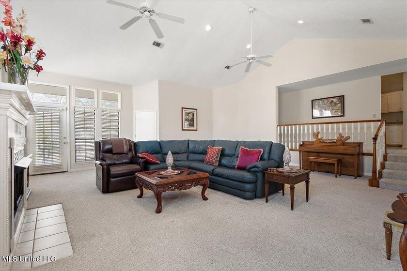 The ultimate space for hosting gatherings or relaxing in style - photo 5