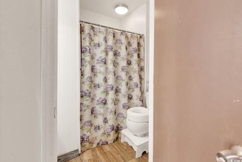 Investor Alert or Handy Homeowner Special! This spacious - photo 29