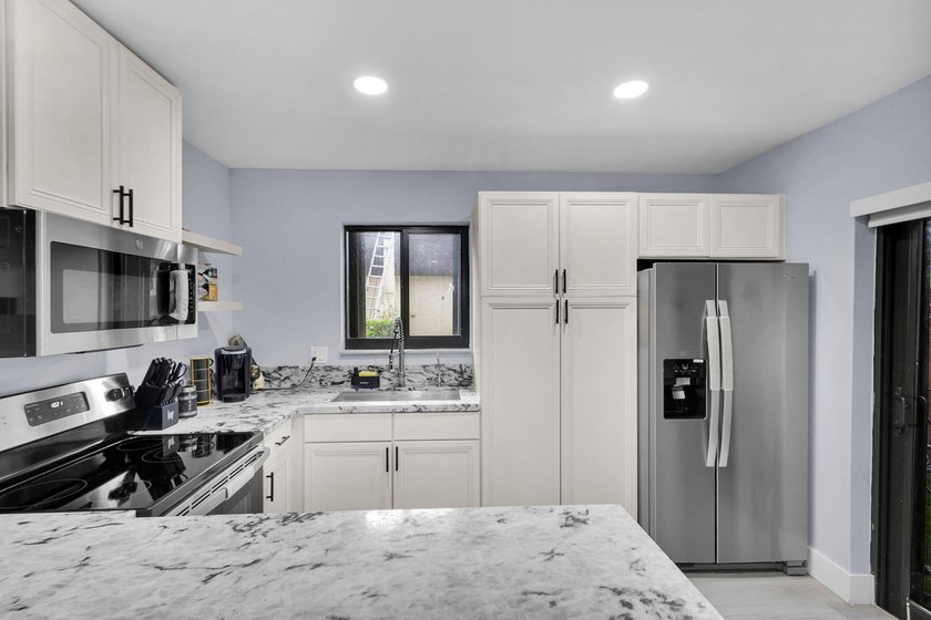 Welcome to this beautifully remodeled 2 bedroom, 1.5 bathroom - photo 6