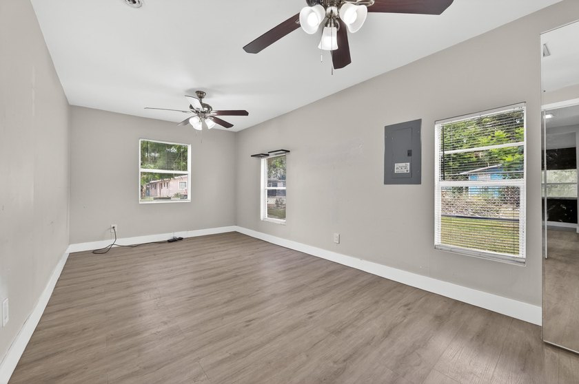 Located in Fort Pierce's Historic District, this charming home - photo 9