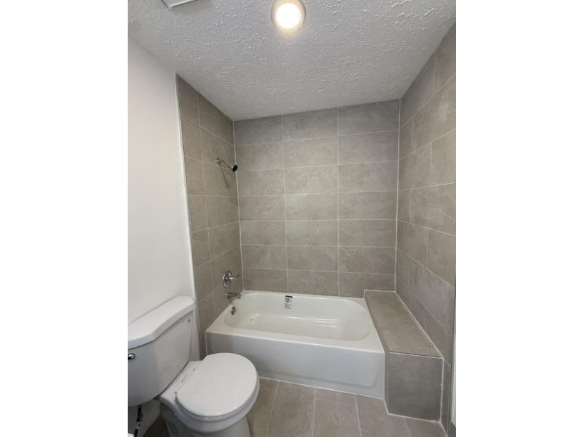 Beautifully remodeled Three-bedroom, two-bathroom single-story - photo 11