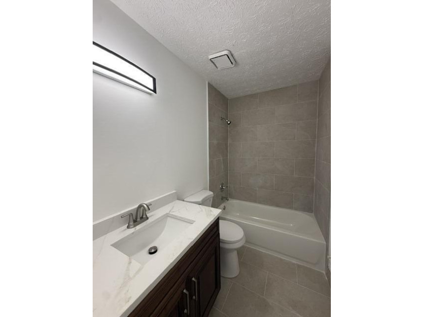 Beautifully remodeled Three-bedroom, two-bathroom single-story - photo 13