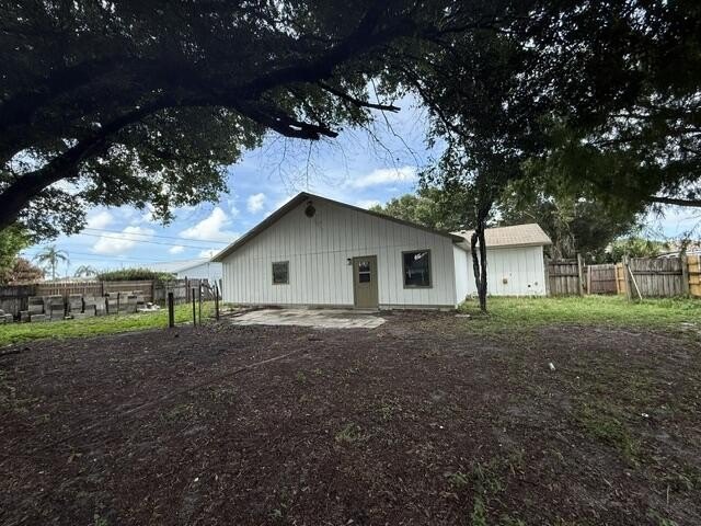Beautifully remodeled Three-bedroom, two-bathroom single-story - photo 15