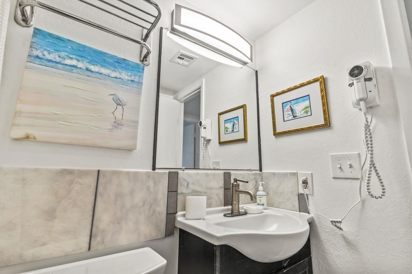 Ocean-view one-bedroom, one-and-a-half-bathroom condo with a - photo 22