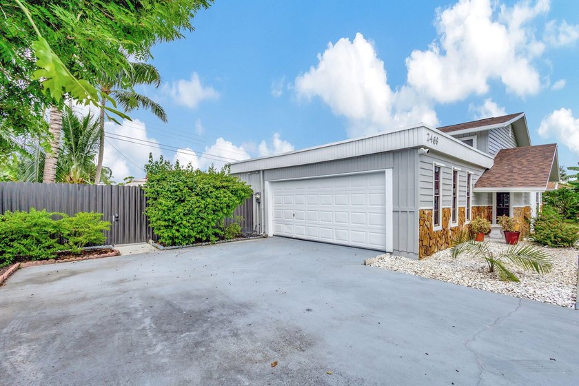 Stunning Beautiful Home Relaxing Patio and 2 cars Garage. This - photo 16