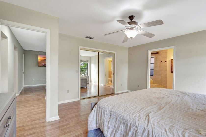 Stunning Beautiful Home Relaxing Patio and 2 cars Garage. This - photo 20