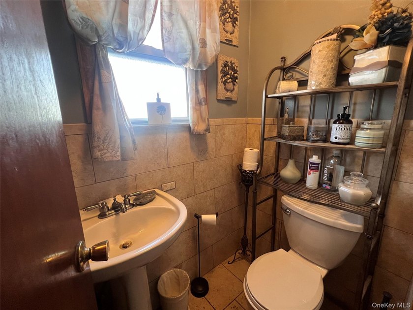 Well maintain three-bedroom house with a full finish attic as a - photo 24