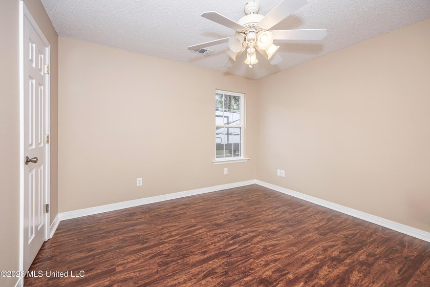 Beautiful home located in the heart of Woolmarket on a quiet Cul - photo 32