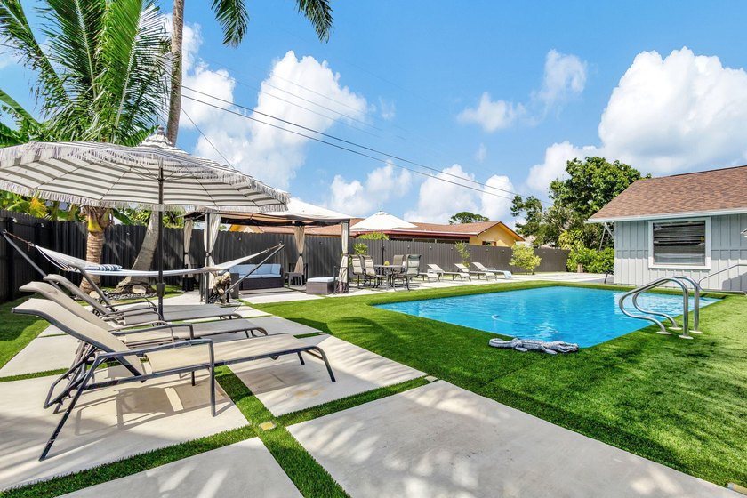 Stunning Beautiful Home Relaxing Patio and 2 cars Garage. This - photo 39